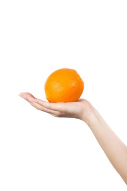 El ile beyaz arka plan üzerinde izole portakal