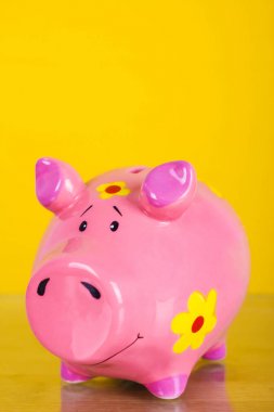 Domuz para banka Sarı zemin üzerine 