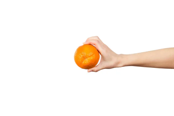 Hand hålla orange isolerad på vit bakgrund — Stockfoto