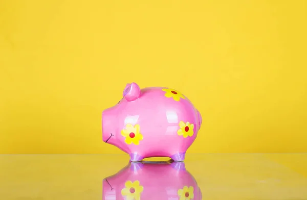 Банк свиных монет на желтом фоне — стоковое фото