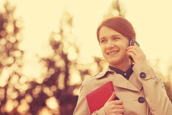 Jeune femme d'affaires souriante, étudiante professionnelle en plein air parlant sur téléphone intelligent cellulaire — Photo