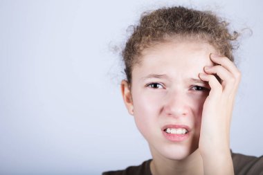 Baş ağrısı acı ve kafasına elele küçük kız portresi