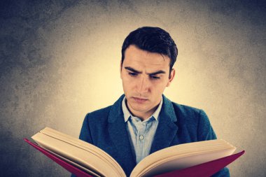 ciddi erkek öğrenci kitap okuma.