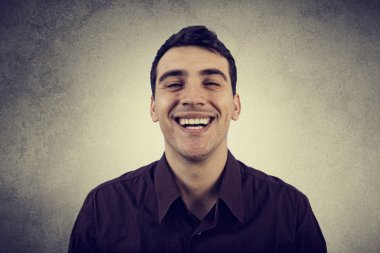 Sahte gülümseme. Genç adam gülümsüyor yanlış.