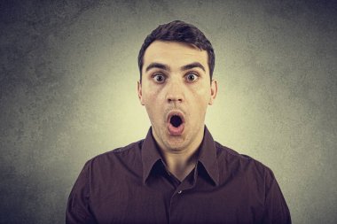 Sürpriz genç adamla açık ağız stüdyo portre beyaz arka plan üzerinde