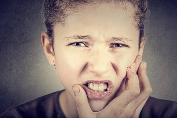 白い背景上歯痛の少女の肖像画 — ストック写真