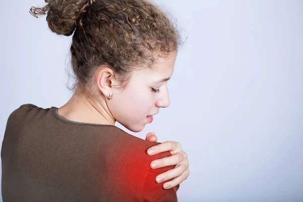 Petite fille avec la douleur d'abattage touchant son épaule — Photo