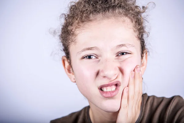 Retrato de uma jovem com dor de dente sobre fundo branco — Fotografia de Stock