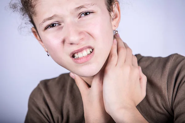Petite fille avec mal de gorge touchant son cou — Photo
