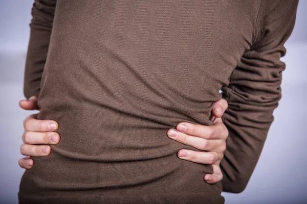 Beyaz arka plan üzerinde izole elini tutarak ağrısı olan küçük kız