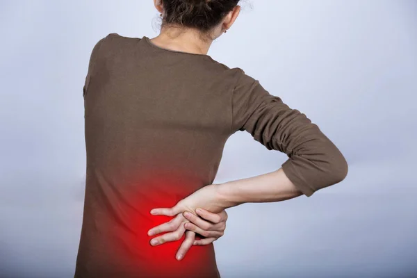 Beyaz arka plan üzerinde izole elini tutarak ağrısı olan küçük kız.