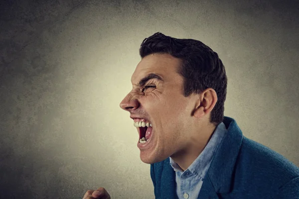 Gestresst, aggressiv, frustriert Porträt einer jungen Studentin, eines schreienden Mannes, der die Fäuste hochhält — Stockfoto
