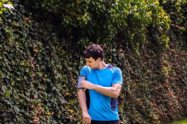 Müzik mp3 müzik çalar ile egzersiz adam çalıştıran 