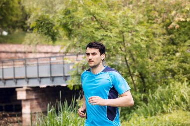 Müzik mp3 müzik çalar ile egzersiz adam çalıştıran 