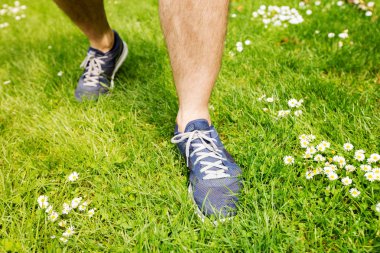 Koşu ayakkabıları ile sağlıklı aktif yaşam tarzı adam atlet.