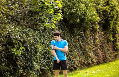 Müzik mp3 müzik çalar ile egzersiz adam çalıştıran