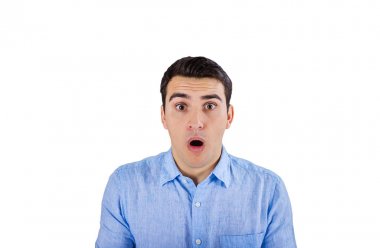 Sürpriz genç adamla açık ağız stüdyo portre beyaz arka plan üzerinde