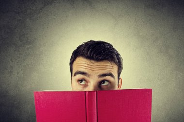 Bir kitap ararken vurguladı delikanlı öğrenci düşünme