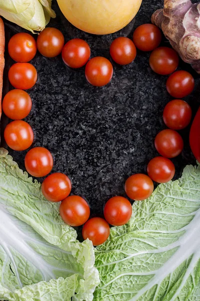 Tomate Kirsche Herz auf dem Tisch Hintergrund — Stockfoto