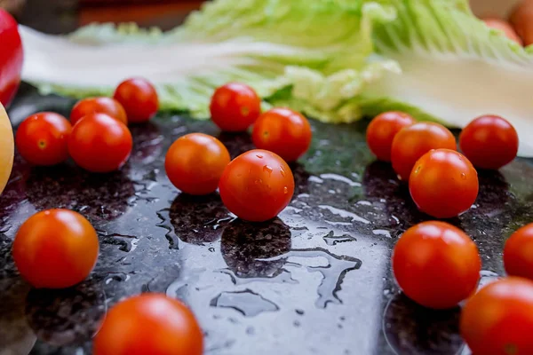 체리 토마토와 물 방울 근접 샐러드, 에코, 음식 개념. — 스톡 사진