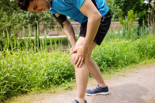 Lesión de carrera - Hombre corriendo con dolor de rodilla Imagen De Stock