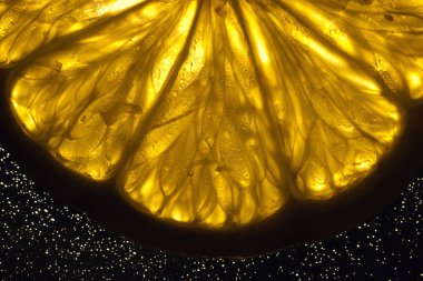 Siyah izole limon dilimleri