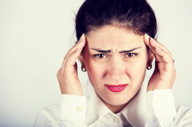 Baş ağrısı acı ve kafasına elele genç kadın portresi