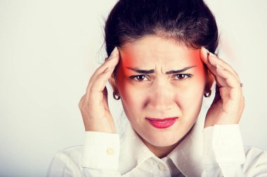 Baş ağrısı acı ve kafasına elele genç kadın portresi