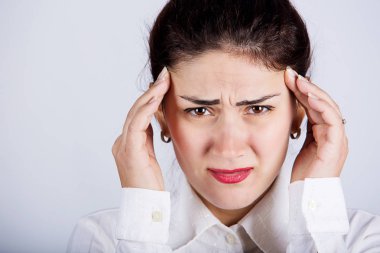 Baş ağrısı acı ve kafasına elele genç kadın portresi
