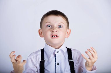 Kızgın, mutsuz, tahriş olmuş bir çocuk