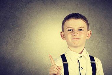 İnatçı, üzgün, üzgün bir çocuk