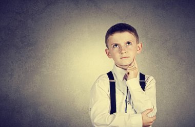 Düşünme çocuk-çene üzerinde el ile bir şey hakkında derin düşünme küçük bir çocuk portresi