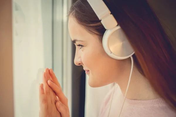 Młoda kobieta, słuchanie muzyki w słuchawkach w domu relaks — Zdjęcie stockowe