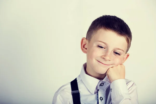 Счастливый мыслящий ребенок - Портрет маленького мальчика, глубоко размышляющего о чем-то с рукой на подбородке, глядя в камеру . — стоковое фото