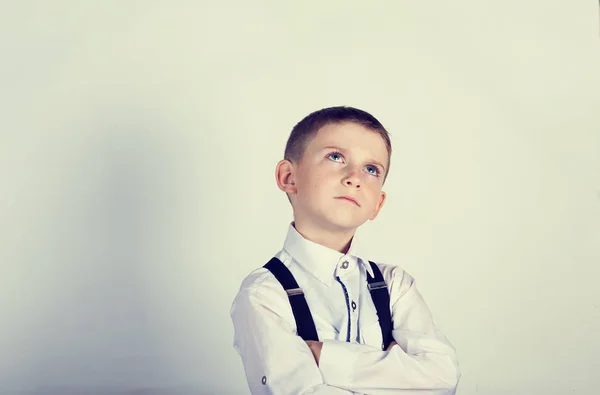 Портрет маленького мальчика, размышляющего о чем-то — стоковое фото