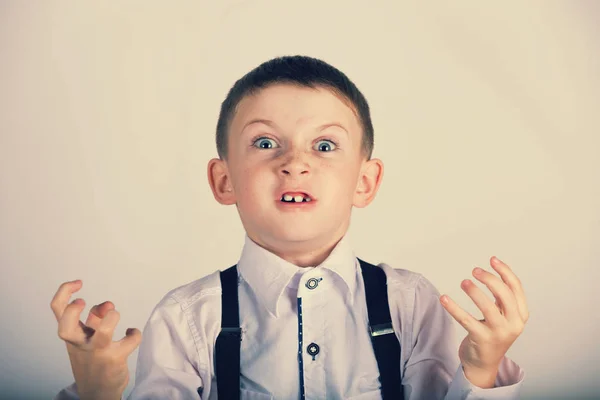 Wütend, unglücklich, irritiert kleiner Junge — Stockfoto