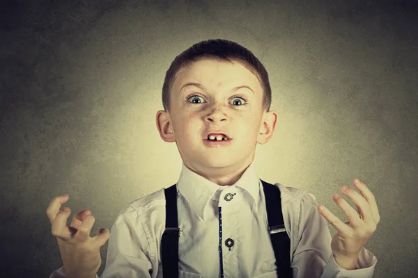 Wütend, unglücklich, irritiert kleiner Junge — Stockfoto