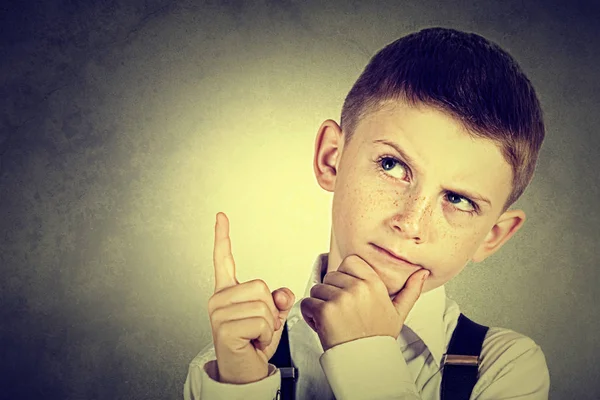 Retrato de un niño pensando profundamente y señalando algo — Foto de Stock