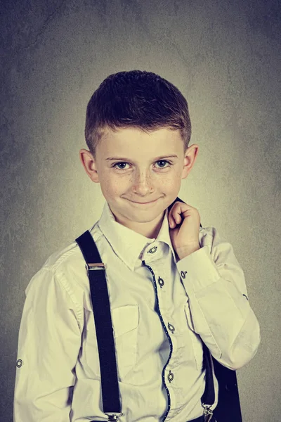 Sorrindo menino segurando vestindo traje com aparelho — Fotografia de Stock