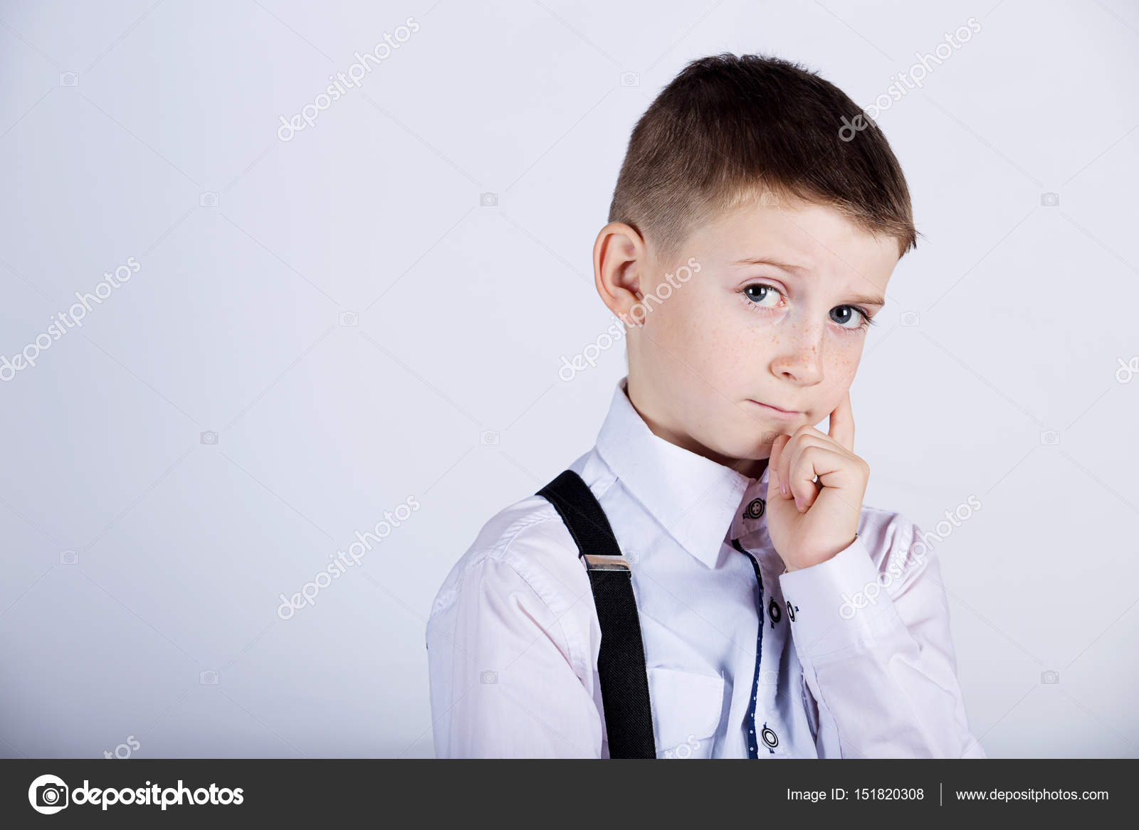 Pensando criança-Retrato de um menino pensando profundamente sobre algo com  a mão no queixo — Foto © CebotariN #151820308, image size:1600x1167