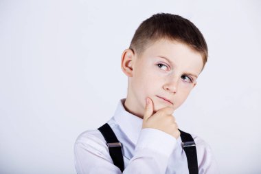 Düşünme hakkında derin bir şey düşünüyorum küçük bir çocuk çocuk portresi