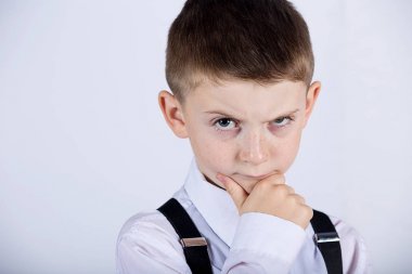 Düşünme hakkında derin bir şey düşünüyorum küçük bir çocuk çocuk portresi