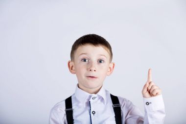 Küçük çocuk beyaz arka plan üzerinde izole işaret