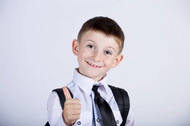 Beyaz arka plan üzerinde izole jest başparmak ile küçük çocuk