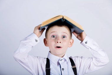Başında açık bir kitapla sürpriz, şirin küçük schoo boyl