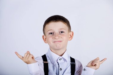 Karışık küçük çocuk jest 