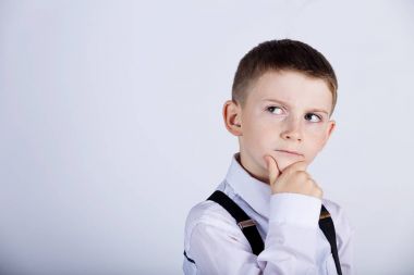 Düşünme çocuk-çene üzerinde el ile bir şey hakkında derin düşünme küçük bir çocuk portresi 