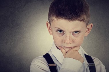 Düşünme çocuk-çene üzerinde el ile bir şey hakkında derin düşünme küçük bir çocuk portresi