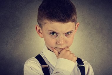 Düşünme çocuk-çene üzerinde el ile bir şey hakkında derin düşünme küçük bir çocuk portresi 