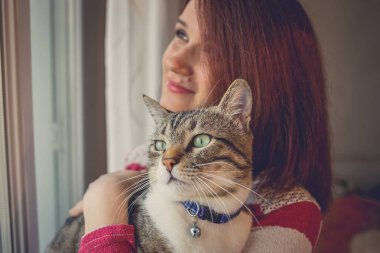 Care.Young kadın holding kedi ev evcil hayvan.